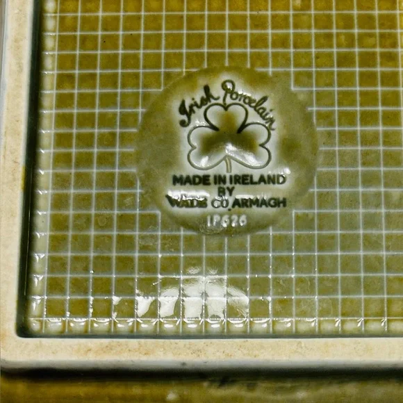Vintage ashtray Wade Irish porcelain, made in Ireland. Has chips noted in photo - Picture 5 of 5